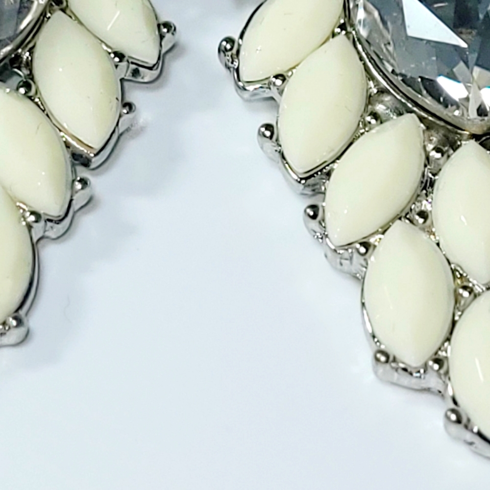 🎁 NWT-AMRITA SINGH-White Closter Cyrstal Formal Dangle Earrings - Picture 3 of 6
